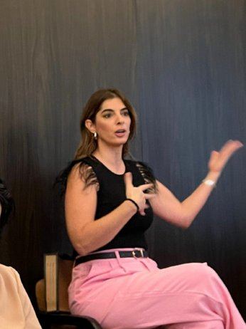 Carolina Chams en un panel