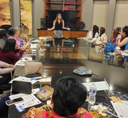 Carolina Chams dirigiendo una sesión con mujeres