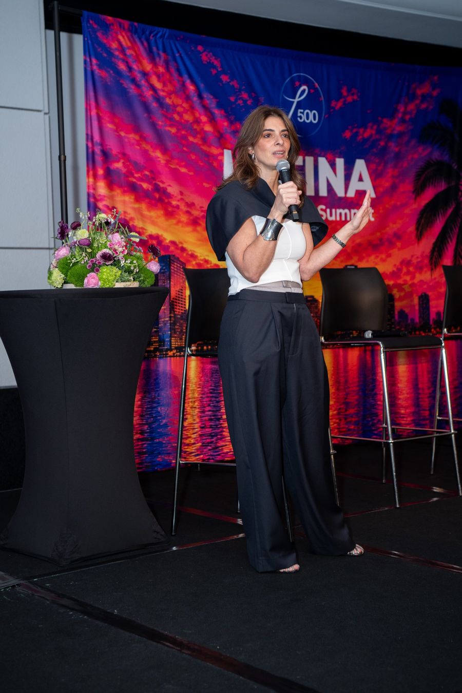Carolina Chams hablando en el escenario de L500