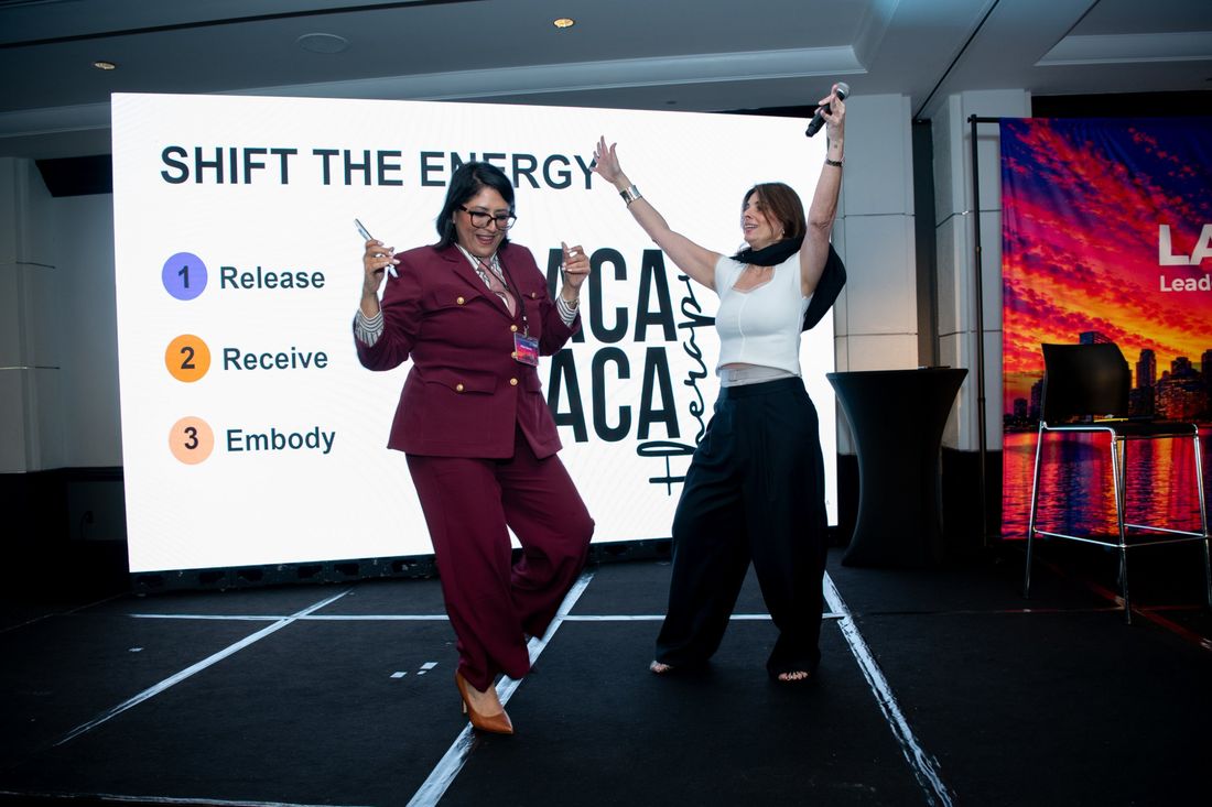 Carolina Chams activando la energía del público con Saca Saca Therapy Dance