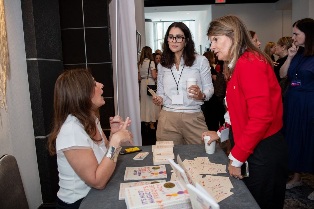 Carolina Chams firmando su libro en L500
